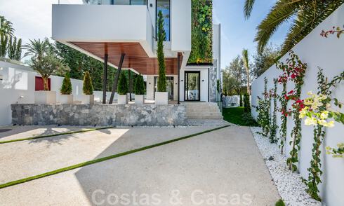 Villa de luxe moderne, très bien située, à vendre dans une urbanisation de bord de mer bien établie sur le Golden Mile à Marbella 47684