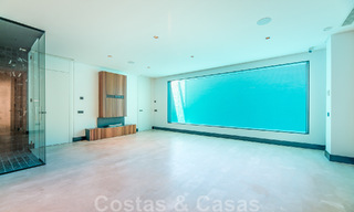 Villa de luxe moderne, très bien située, à vendre dans une urbanisation de bord de mer bien établie sur le Golden Mile à Marbella 47688 