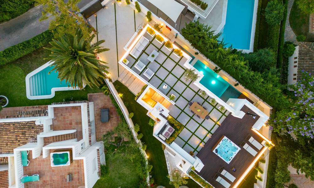 Villa de luxe moderne, très bien située, à vendre dans une urbanisation de bord de mer bien établie sur le Golden Mile à Marbella 57218