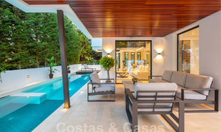 Villa de luxe moderne, très bien située, à vendre dans une urbanisation de bord de mer bien établie sur le Golden Mile à Marbella 57225 