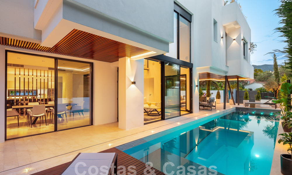 Villa de luxe moderne, très bien située, à vendre dans une urbanisation de bord de mer bien établie sur le Golden Mile à Marbella 57226