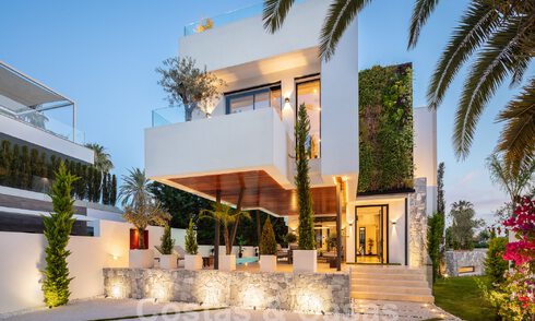 Villa de luxe moderne, très bien située, à vendre dans une urbanisation de bord de mer bien établie sur le Golden Mile à Marbella 57228