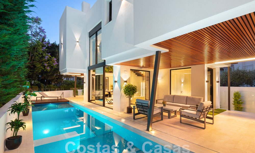 Villa de luxe moderne, très bien située, à vendre dans une urbanisation de bord de mer bien établie sur le Golden Mile à Marbella 57229