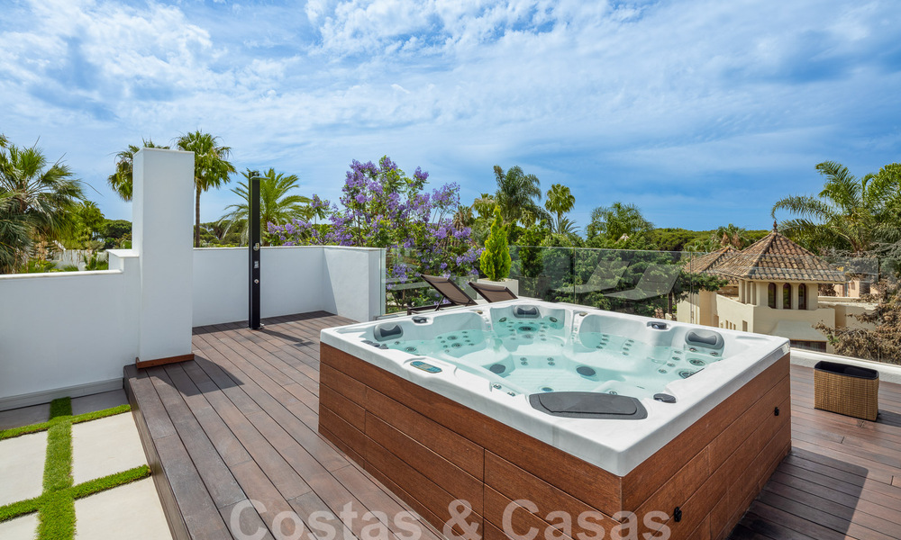 Villa de luxe moderne, très bien située, à vendre dans une urbanisation de bord de mer bien établie sur le Golden Mile à Marbella 57232