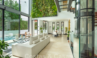 Villa de luxe moderne, très bien située, à vendre dans une urbanisation de bord de mer bien établie sur le Golden Mile à Marbella 57233 