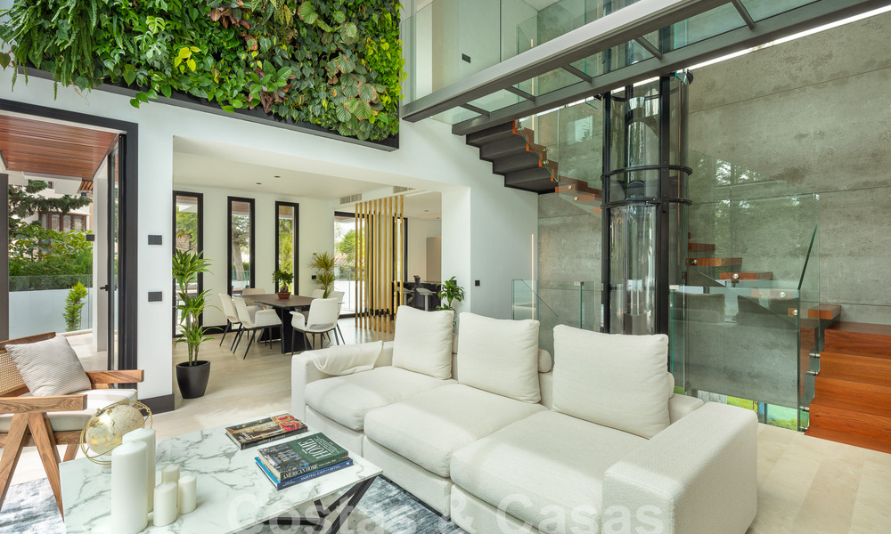 Villa de luxe moderne, très bien située, à vendre dans une urbanisation de bord de mer bien établie sur le Golden Mile à Marbella 57234