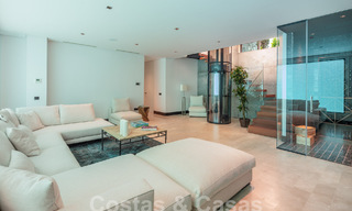 Villa de luxe moderne, très bien située, à vendre dans une urbanisation de bord de mer bien établie sur le Golden Mile à Marbella 57240 