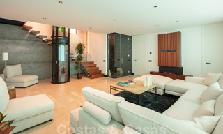 Villa de luxe moderne, très bien située, à vendre dans une urbanisation de bord de mer bien établie sur le Golden Mile à Marbella 57242 