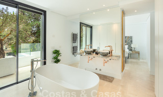 Villa de luxe moderne, très bien située, à vendre dans une urbanisation de bord de mer bien établie sur le Golden Mile à Marbella 57245 