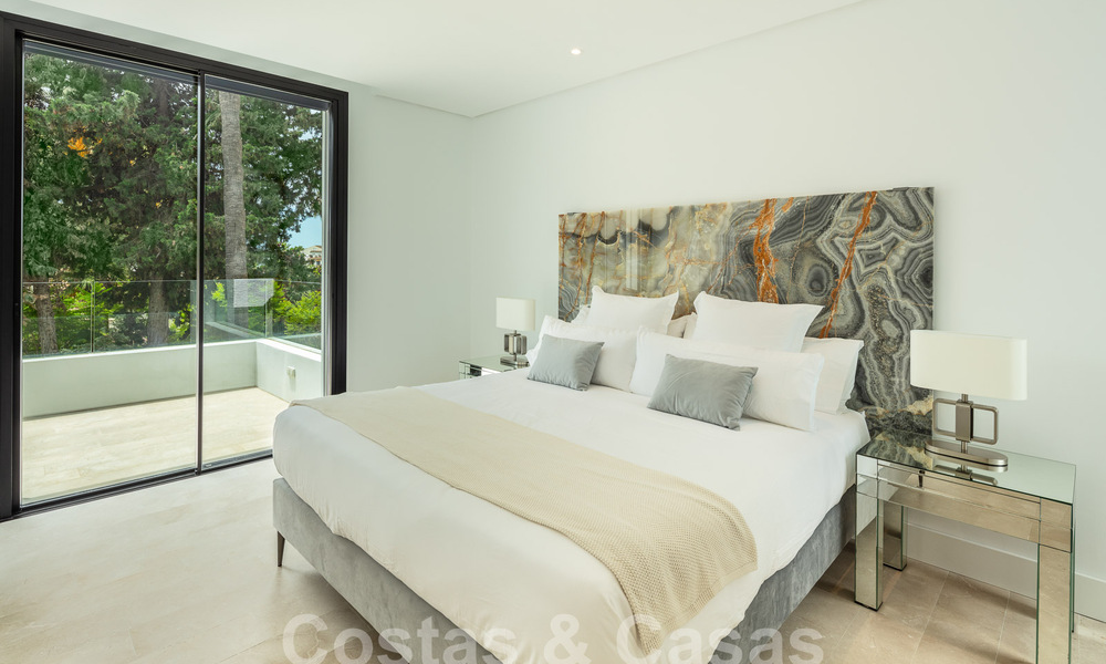 Villa de luxe moderne, très bien située, à vendre dans une urbanisation de bord de mer bien établie sur le Golden Mile à Marbella 57246
