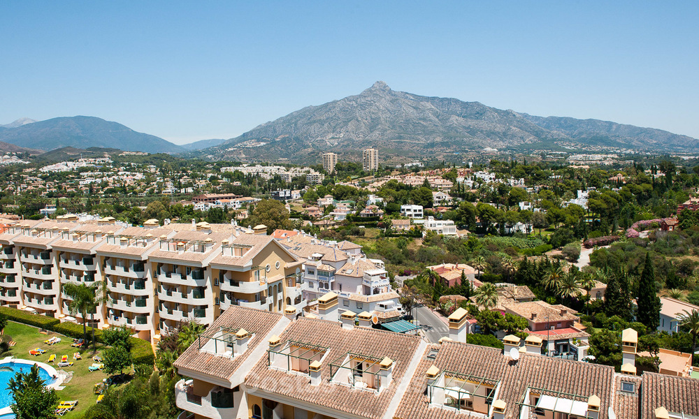 Appartement penthouse rénové à vendre avec vue sur la mer et à proximité de toutes les commodités à Nueva Andalucia et de Puerto Banus, Marbella 30930