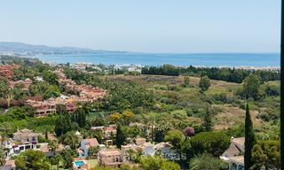 Appartement penthouse rénové à vendre avec vue sur la mer et à proximité de toutes les commodités à Nueva Andalucia et de Puerto Banus, Marbella 30932 