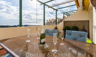 Appartement penthouse rénové à vendre avec vue sur la mer et à proximité de toutes les commodités à Nueva Andalucia et de Puerto Banus, Marbella 31173 