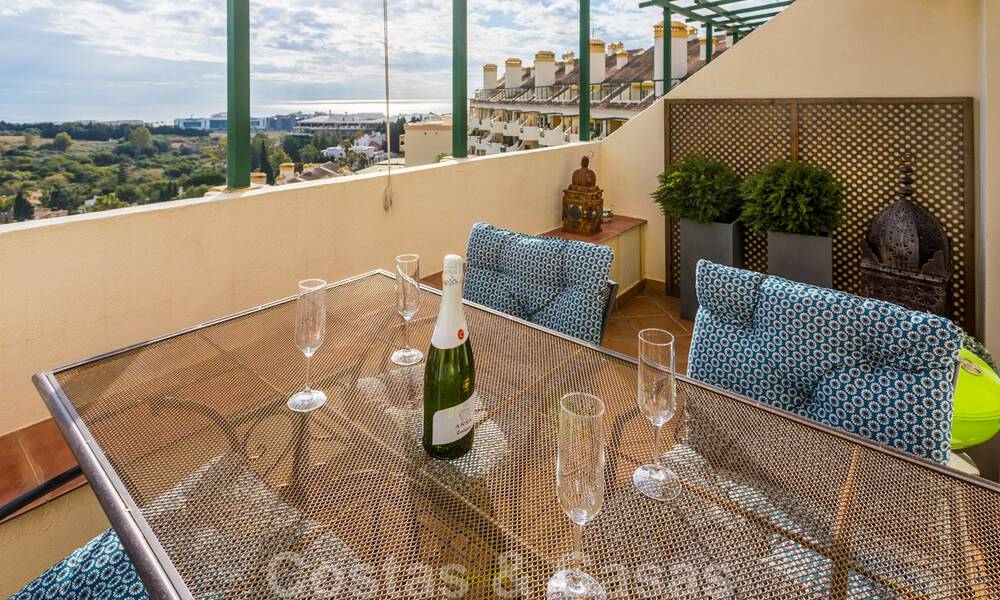 Appartement penthouse rénové à vendre avec vue sur la mer et à proximité de toutes les commodités à Nueva Andalucia et de Puerto Banus, Marbella 31174