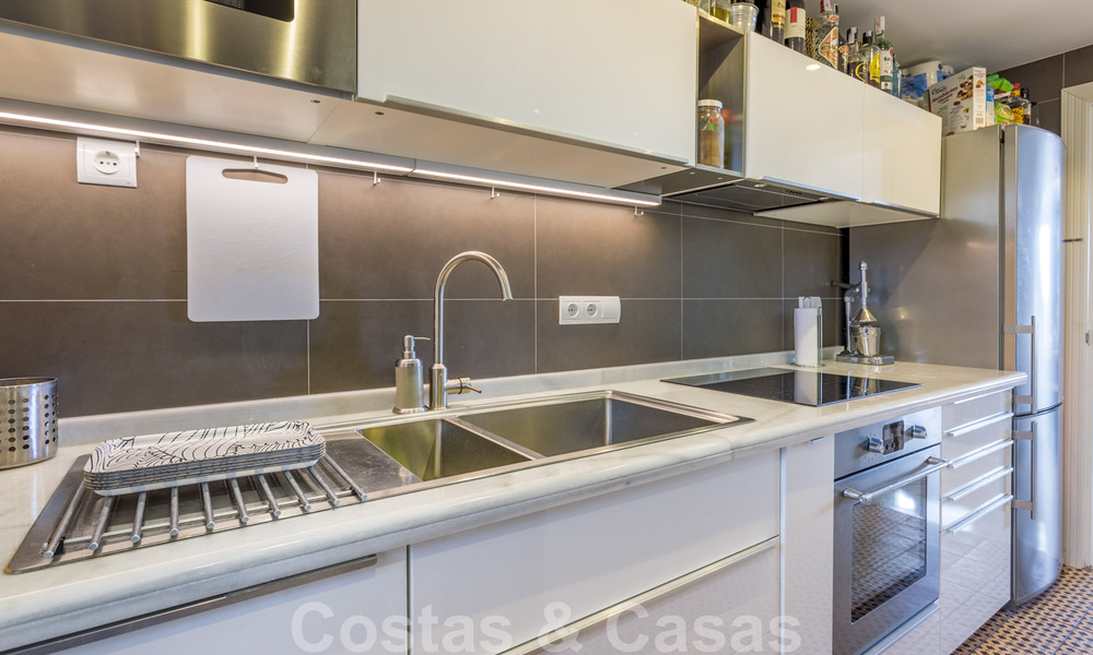 Appartement penthouse rénové à vendre avec vue sur la mer et à proximité de toutes les commodités à Nueva Andalucia et de Puerto Banus, Marbella 31186