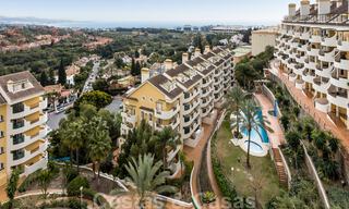 Appartement penthouse rénové à vendre avec vue sur la mer et à proximité de toutes les commodités à Nueva Andalucia et de Puerto Banus, Marbella 31201 