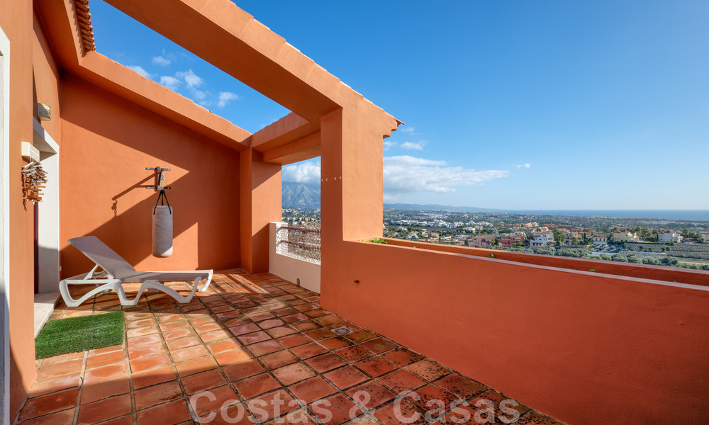 Spacieuse maison de ville familiale à vendre avec vue panoramique sur la côte et la mer à Benahavis - Marbella 30780