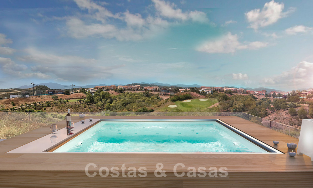 Villa moderne de nouvelle construction à vendre, directement sur le terrain de golf avec vue panoramique sur le golf, la montagne et la mer à Estepona 30869