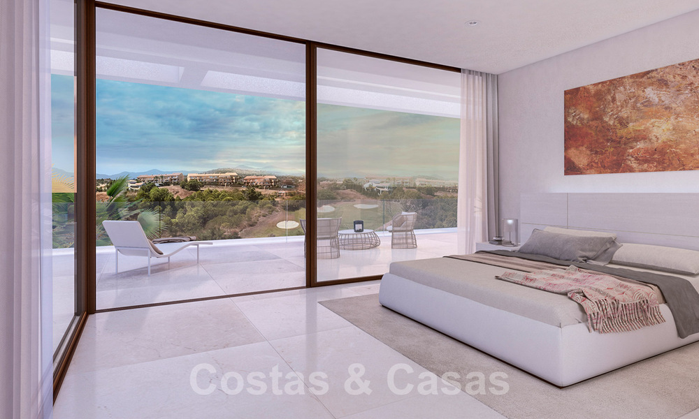 Villa moderne de nouvelle construction à vendre, directement sur le terrain de golf avec vue panoramique sur le golf, la montagne et la mer à Estepona 30872