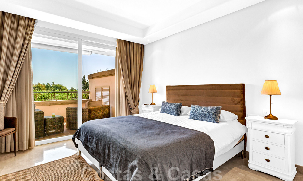 Appartement de luxe intemporel à vendre, avec vue sur la mer, sur le Golden Mile, entre Puerto Banus et Marbella 30900