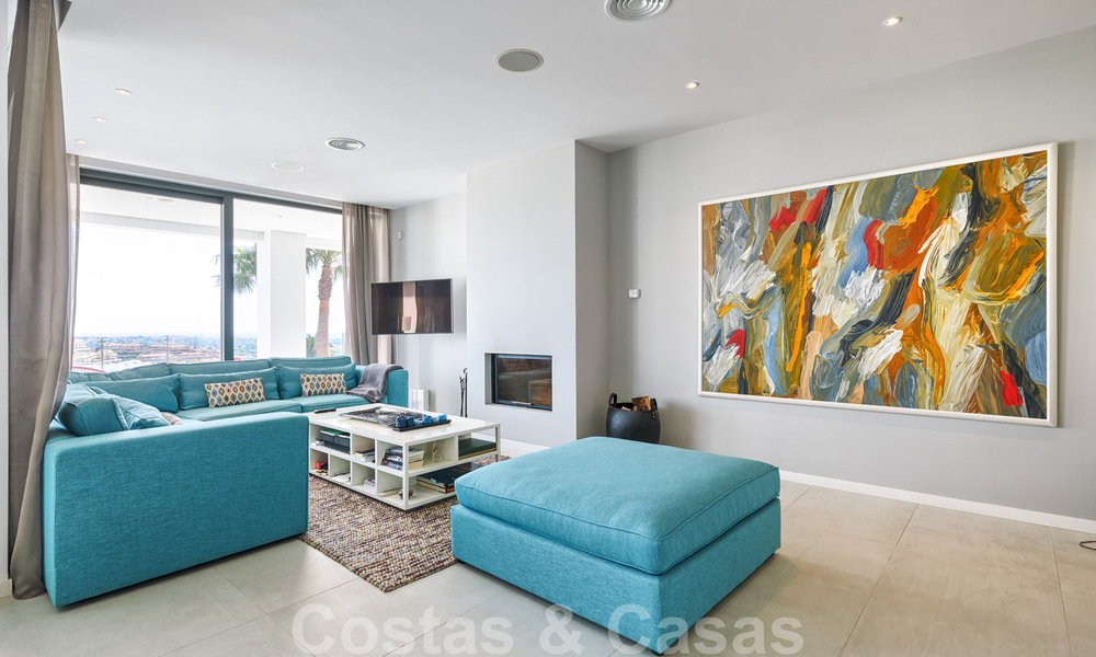 Villa moderne à vendre, en première ligne du golf avec vue panoramique sur la montagne, le golf et la mer à Benahavis - Marbella 30994