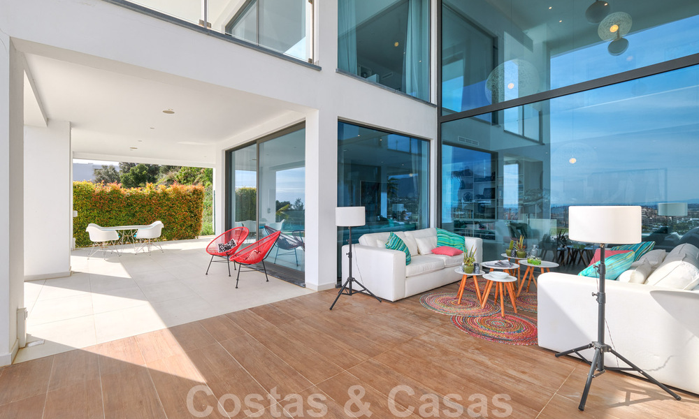 Villa moderne à vendre, en première ligne du golf avec vue panoramique sur la montagne, le golf et la mer à Benahavis - Marbella 30998