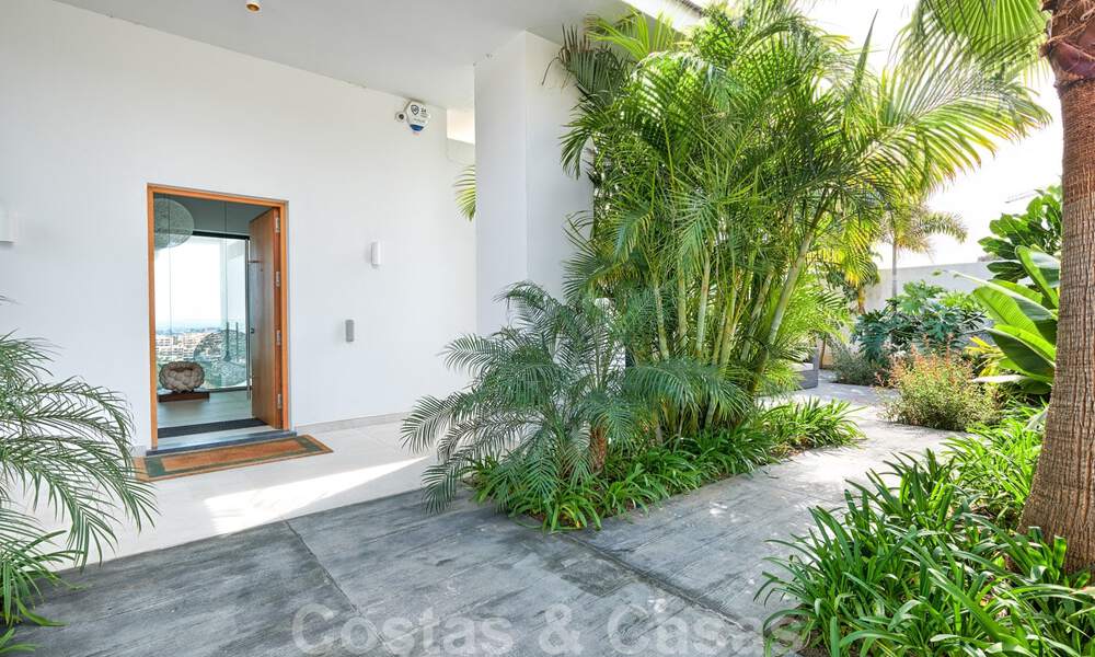 Villa moderne à vendre, en première ligne du golf avec vue panoramique sur la montagne, le golf et la mer à Benahavis - Marbella 31000