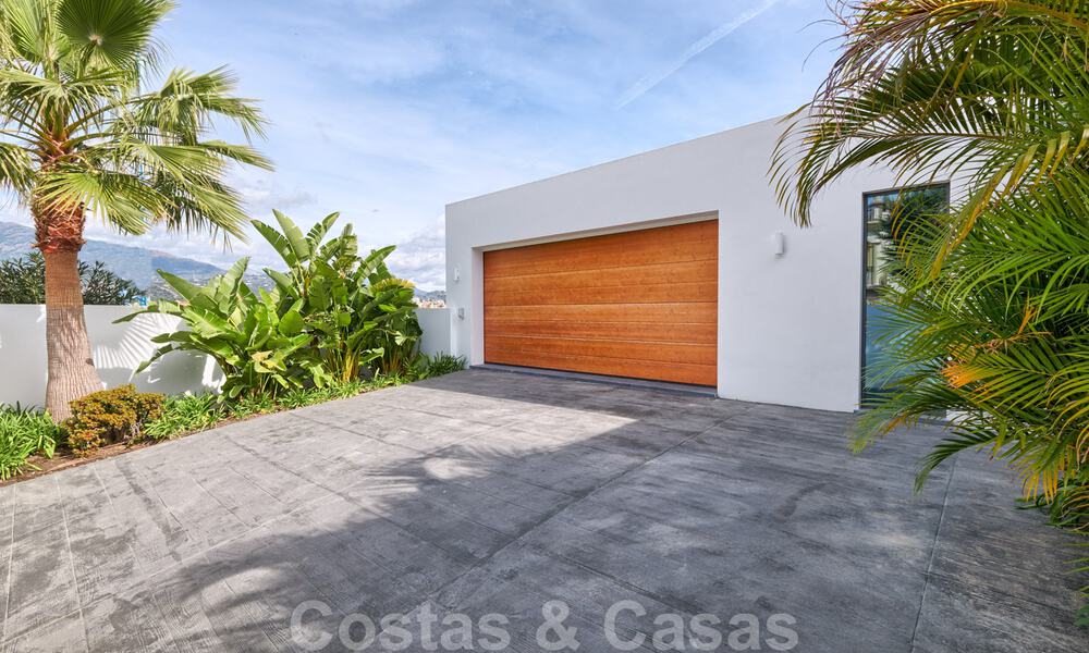Villa moderne à vendre, en première ligne du golf avec vue panoramique sur la montagne, le golf et la mer à Benahavis - Marbella 31001
