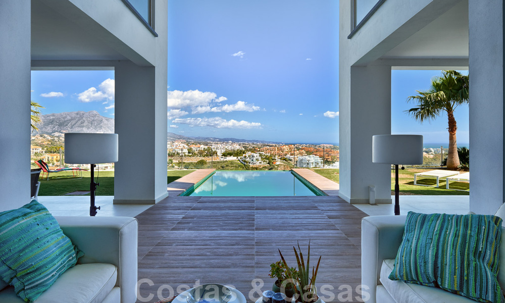 Villa moderne à vendre, en première ligne du golf avec vue panoramique sur la montagne, le golf et la mer à Benahavis - Marbella 31005