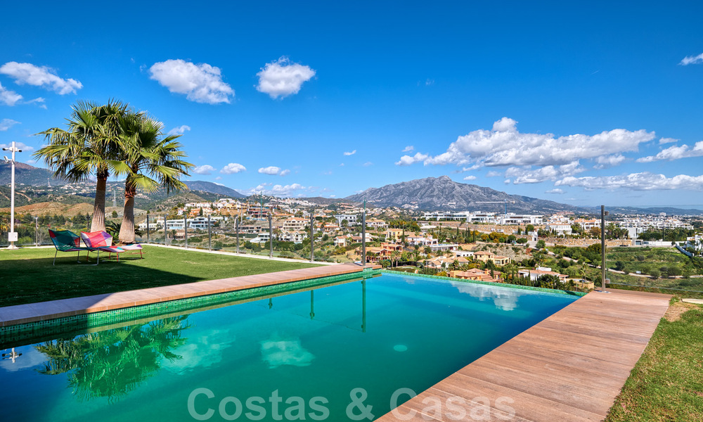 Villa moderne à vendre, en première ligne du golf avec vue panoramique sur la montagne, le golf et la mer à Benahavis - Marbella 31007