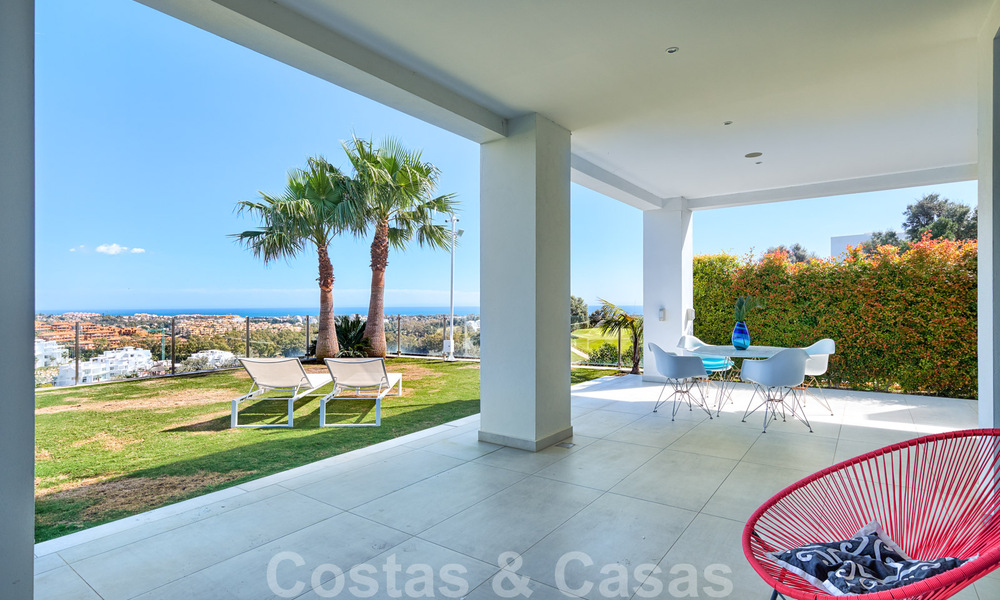 Villa moderne à vendre, en première ligne du golf avec vue panoramique sur la montagne, le golf et la mer à Benahavis - Marbella 31008