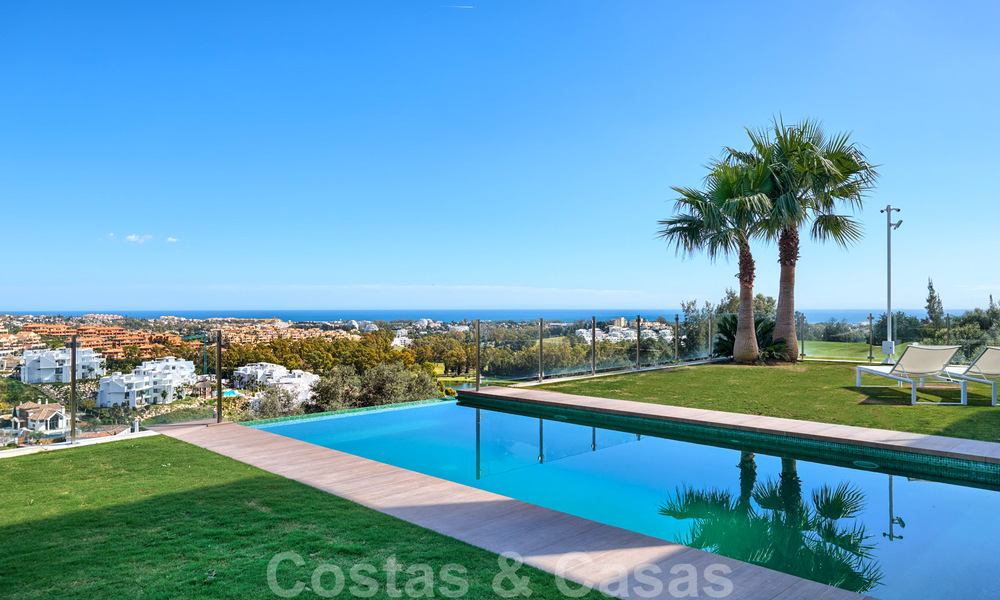 Villa moderne à vendre, en première ligne du golf avec vue panoramique sur la montagne, le golf et la mer à Benahavis - Marbella 31009