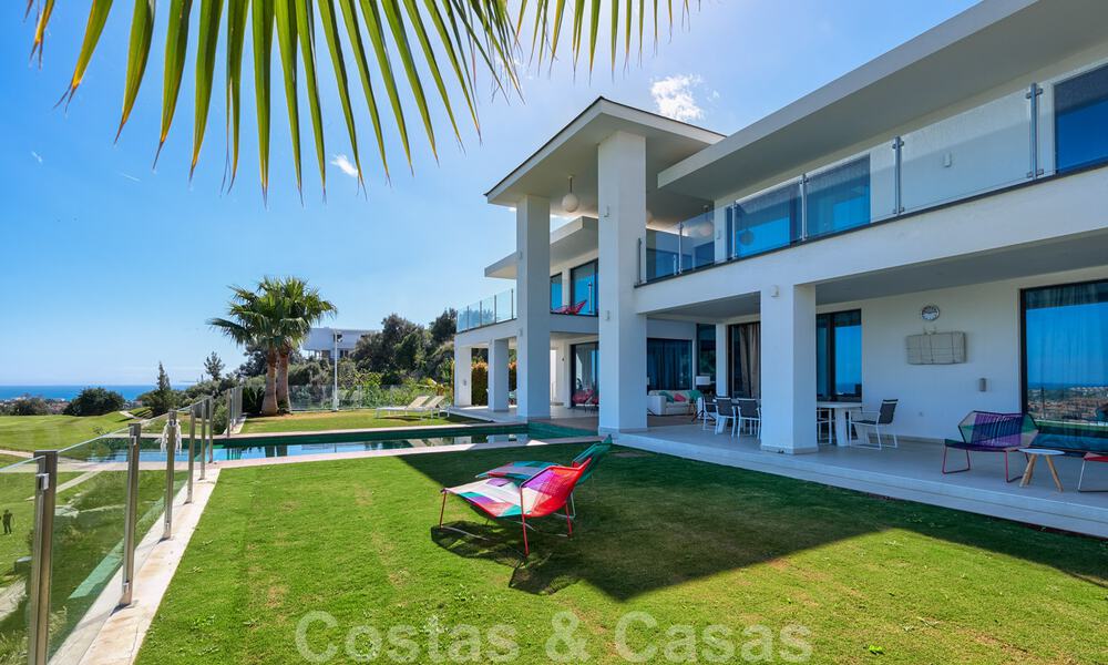 Villa moderne à vendre, en première ligne du golf avec vue panoramique sur la montagne, le golf et la mer à Benahavis - Marbella 31012
