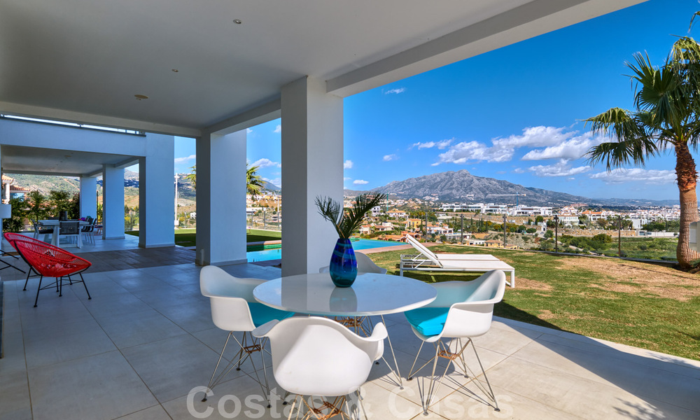 Villa moderne à vendre, en première ligne du golf avec vue panoramique sur la montagne, le golf et la mer à Benahavis - Marbella 31013
