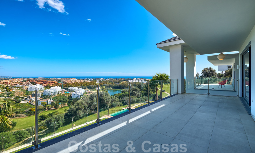Villa moderne à vendre, en première ligne du golf avec vue panoramique sur la montagne, le golf et la mer à Benahavis - Marbella 31015