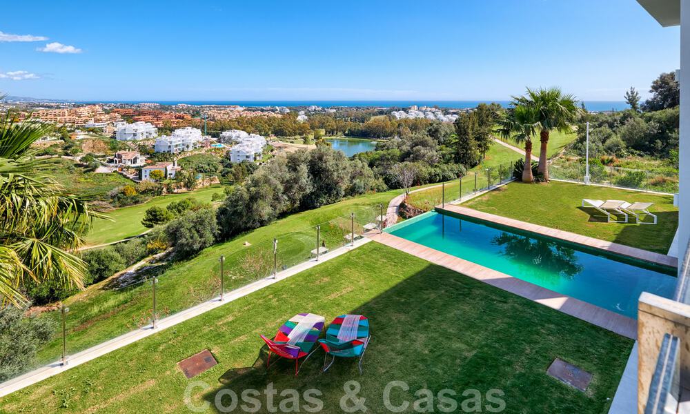 Villa moderne à vendre, en première ligne du golf avec vue panoramique sur la montagne, le golf et la mer à Benahavis - Marbella 31016