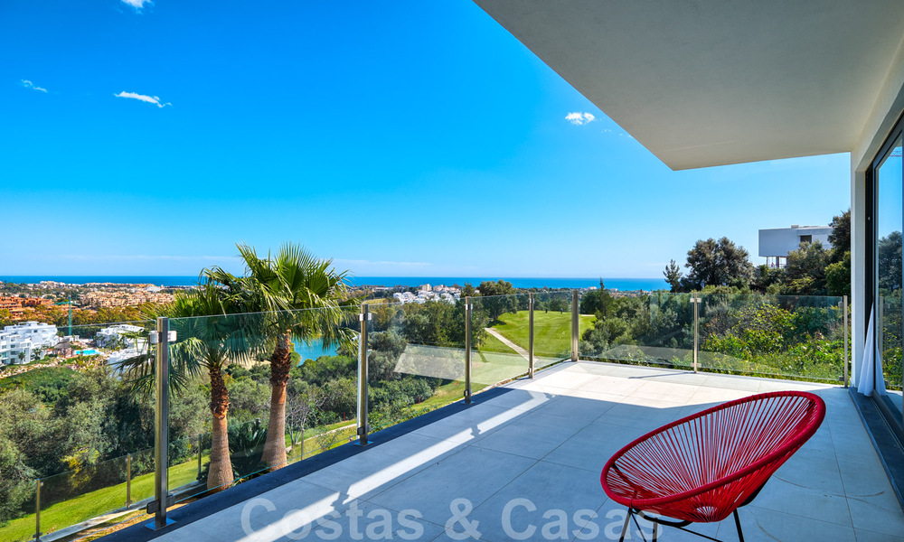 Villa moderne à vendre, en première ligne du golf avec vue panoramique sur la montagne, le golf et la mer à Benahavis - Marbella 31017