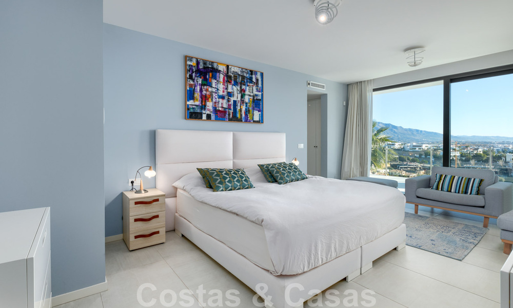 Villa moderne à vendre, en première ligne du golf avec vue panoramique sur la montagne, le golf et la mer à Benahavis - Marbella 32035