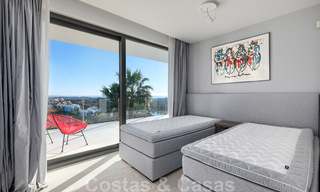 Villa moderne à vendre, en première ligne du golf avec vue panoramique sur la montagne, le golf et la mer à Benahavis - Marbella 32038 