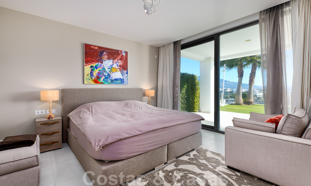 Villa moderne à vendre, en première ligne du golf avec vue panoramique sur la montagne, le golf et la mer à Benahavis - Marbella 32039