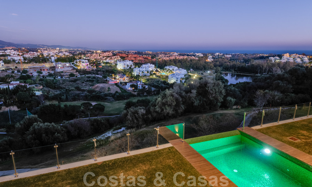 Villa moderne à vendre, en première ligne du golf avec vue panoramique sur la montagne, le golf et la mer à Benahavis - Marbella 32040