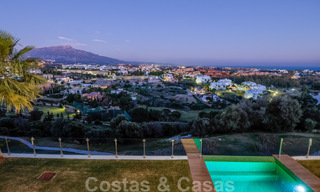 Villa moderne à vendre, en première ligne du golf avec vue panoramique sur la montagne, le golf et la mer à Benahavis - Marbella 32041 