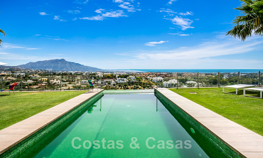 Villa moderne à vendre, en première ligne du golf avec vue panoramique sur la montagne, le golf et la mer à Benahavis - Marbella 42252
