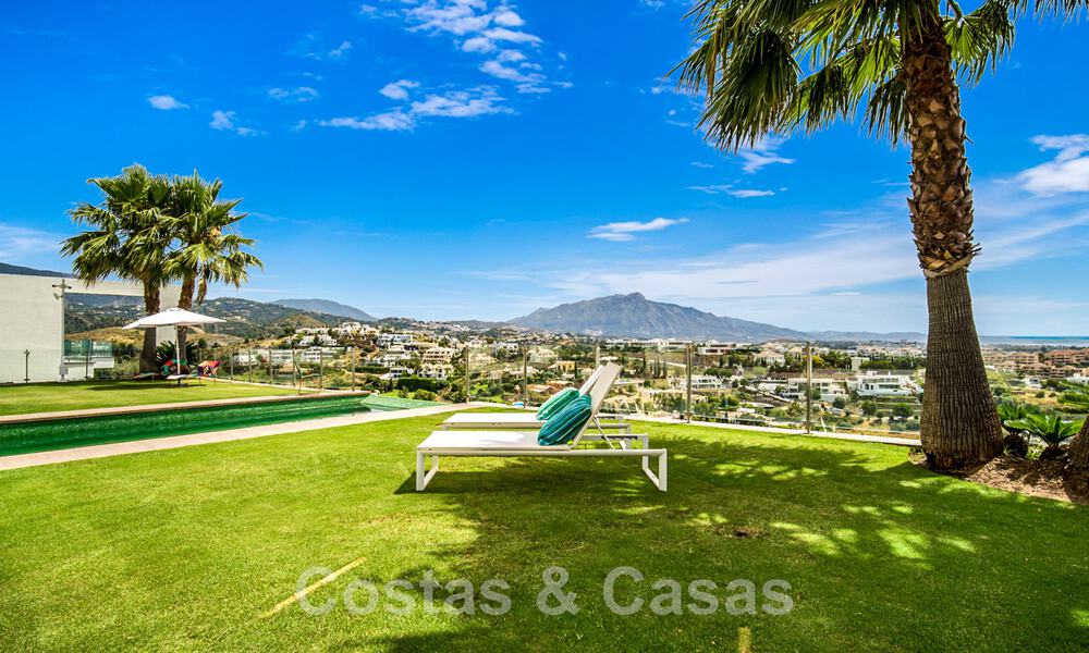 Villa moderne à vendre, en première ligne du golf avec vue panoramique sur la montagne, le golf et la mer à Benahavis - Marbella 42253