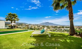 Villa moderne à vendre, en première ligne du golf avec vue panoramique sur la montagne, le golf et la mer à Benahavis - Marbella 42253 