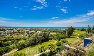 Villa moderne à vendre, en première ligne du golf avec vue panoramique sur la montagne, le golf et la mer à Benahavis - Marbella 42254 