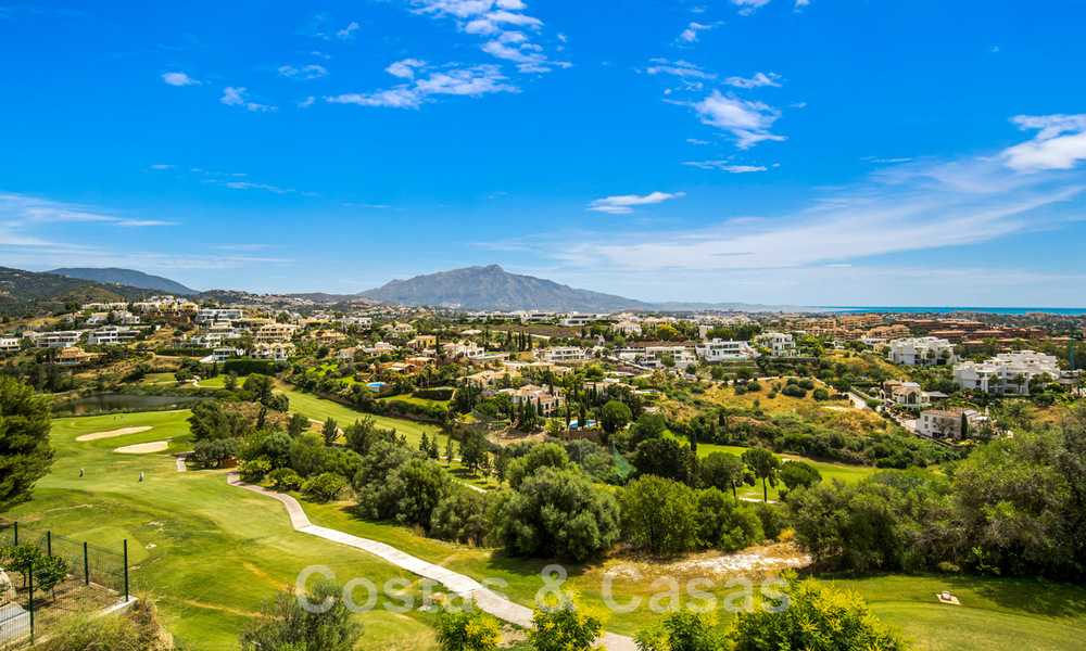 Villa moderne à vendre, en première ligne du golf avec vue panoramique sur la montagne, le golf et la mer à Benahavis - Marbella 42255
