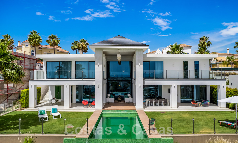 Villa moderne à vendre, en première ligne du golf avec vue panoramique sur la montagne, le golf et la mer à Benahavis - Marbella 42256