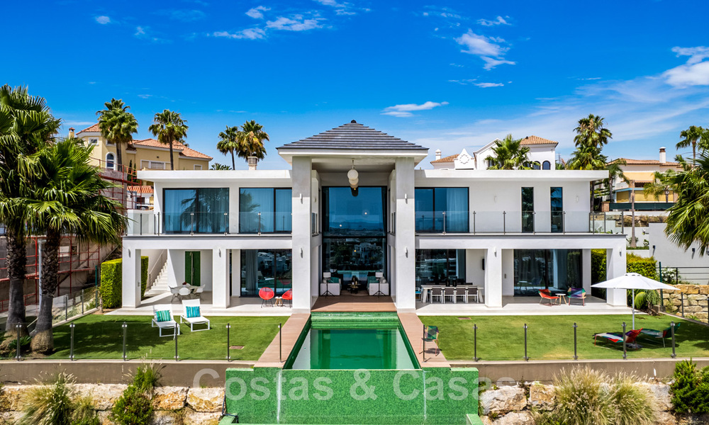 Villa moderne à vendre, en première ligne du golf avec vue panoramique sur la montagne, le golf et la mer à Benahavis - Marbella 42257