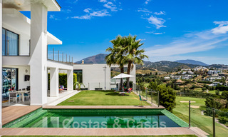 Villa moderne à vendre, en première ligne du golf avec vue panoramique sur la montagne, le golf et la mer à Benahavis - Marbella 42258 